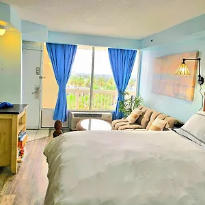 On The Beach! Wonderful Location! Aparthotel